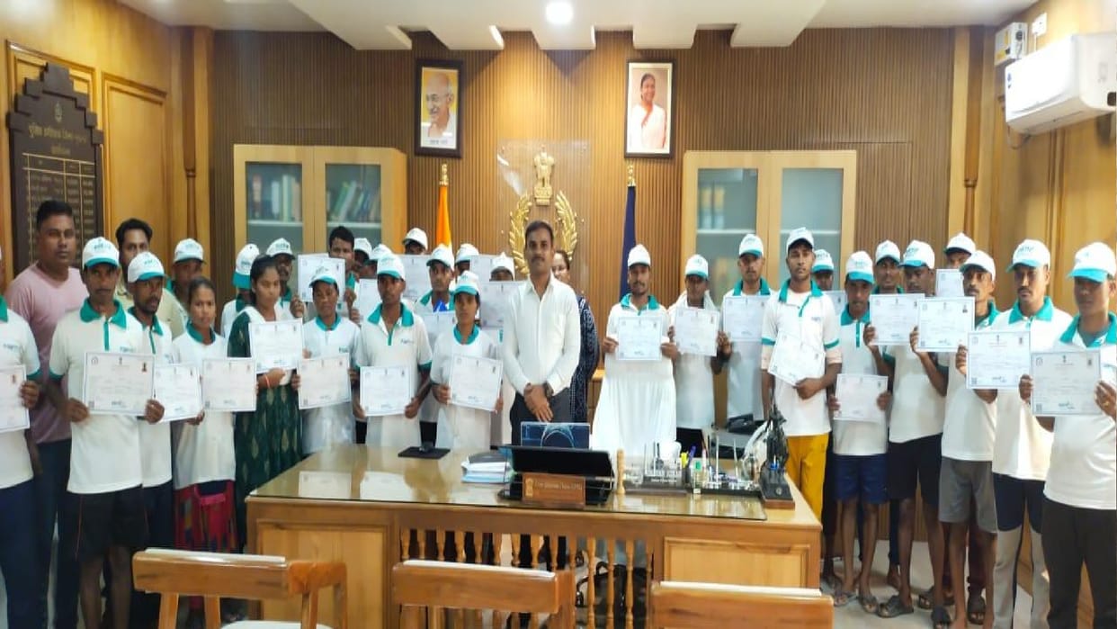 Innovative initiative of District Administration Sukma, 30 surrendered Naxalites were given mason training