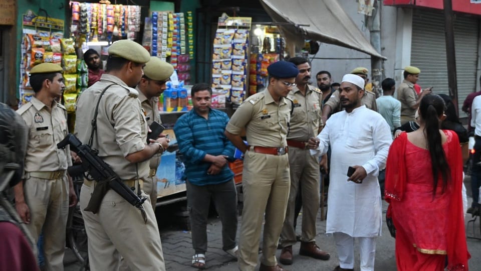 fight near Jaiganj Post Office over parking of auto