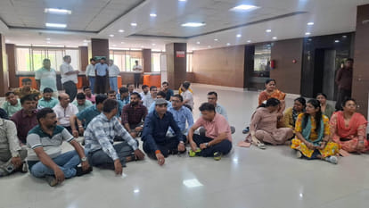 Kanpur: KDA workers did not work for five hours in protest against suspension
