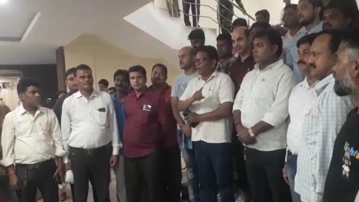 Kanpur: KDA workers did not work for five hours in protest against suspension