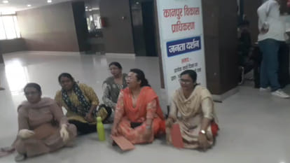Kanpur: KDA workers did not work for five hours in protest against suspension