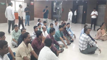 Kanpur: KDA workers did not work for five hours in protest against suspension