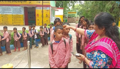 Kanpur School Chalo Abhiyan started children welcomed with roli and flower shower eating hot kheer