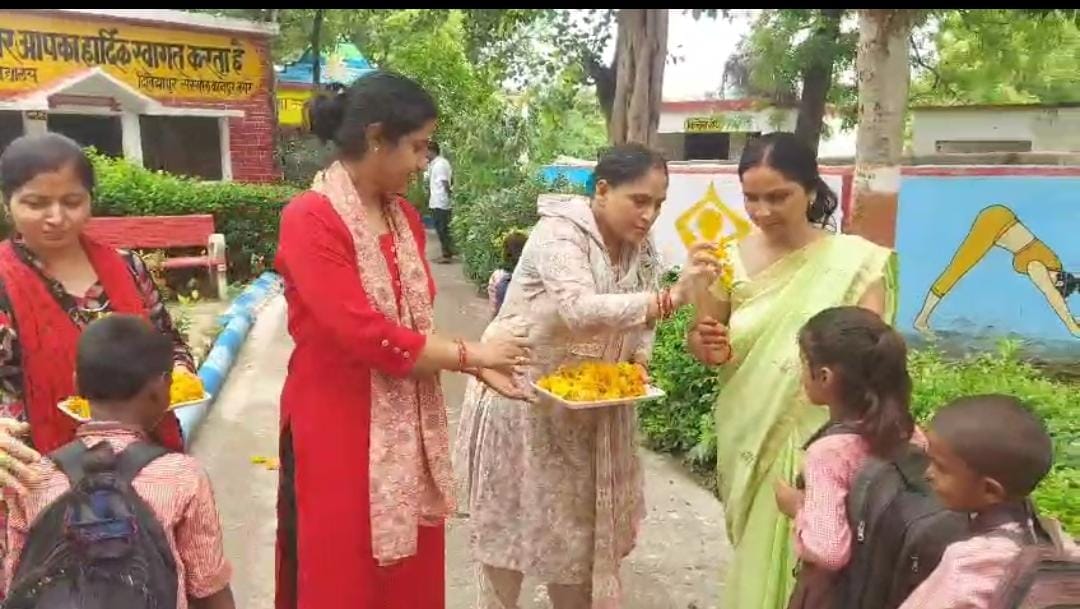 Kanpur School Chalo Abhiyan started children welcomed with roli and flower shower eating hot kheer