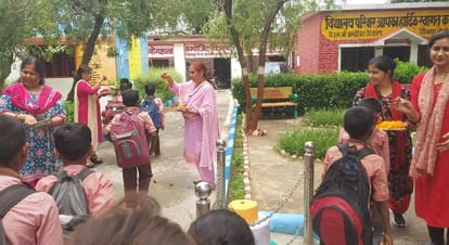 Kanpur School Chalo Abhiyan started children welcomed with roli and flower shower eating hot kheer