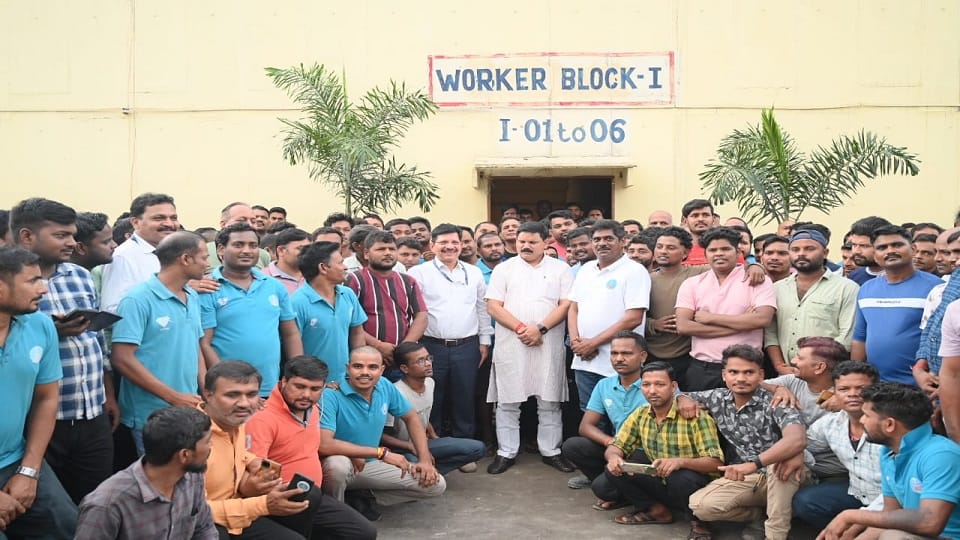 Union Minister of State for Coal Mines on a two-day visit to SECL inspects the mine and enquires about the co