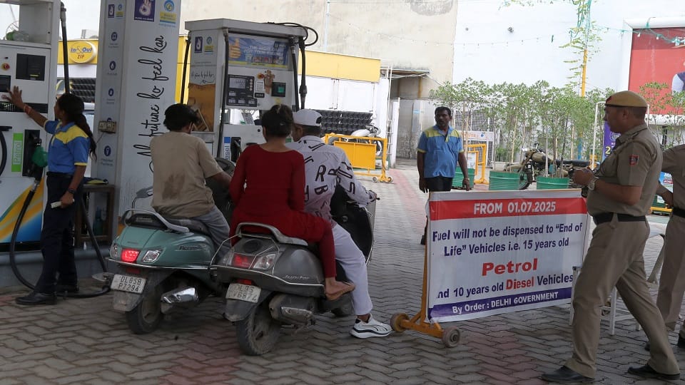 rule of not giving fuel to old vehicles has been implemented in Delhi