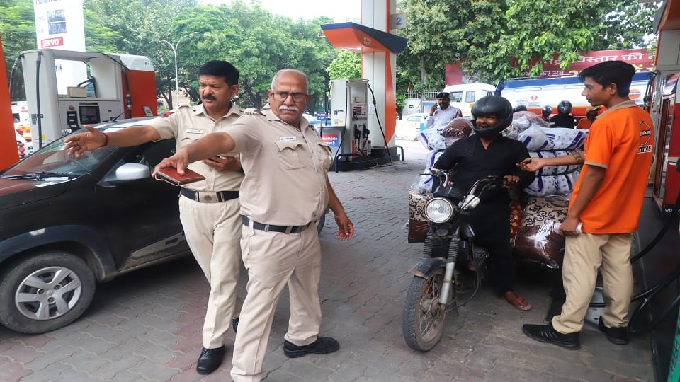 rule of not giving fuel to old vehicles has been implemented in Delhi