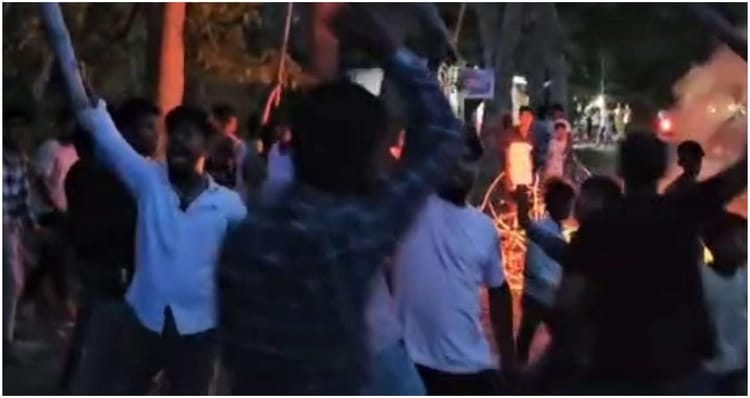 Bihar News: नाबालिग लड़की ने की आत्महत्या, परिजनों का हंगामा, सड़क जाम और आगजनी