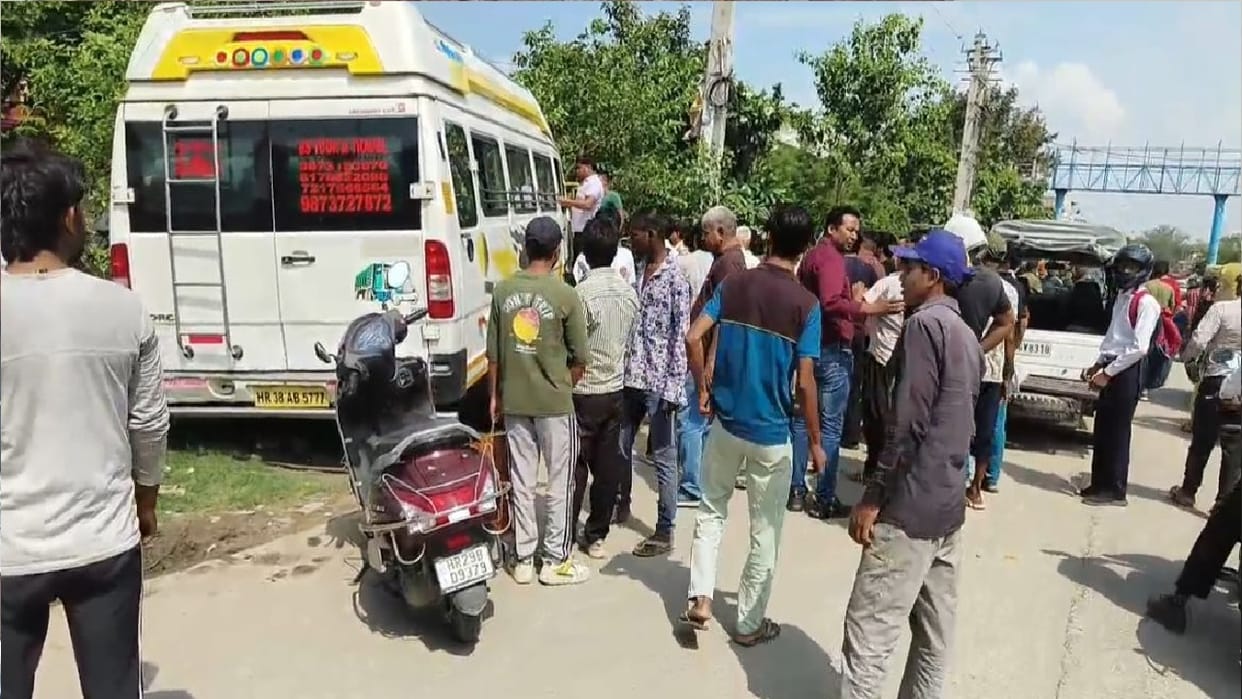 A mother and child were hit while crossing road in Faridabad one died