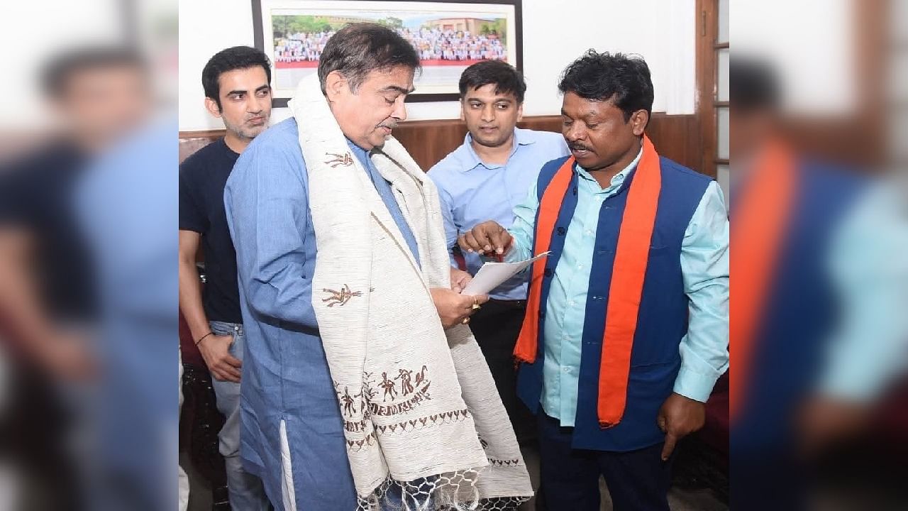 मंत्री को मांग पत्र सौंपते सांसद