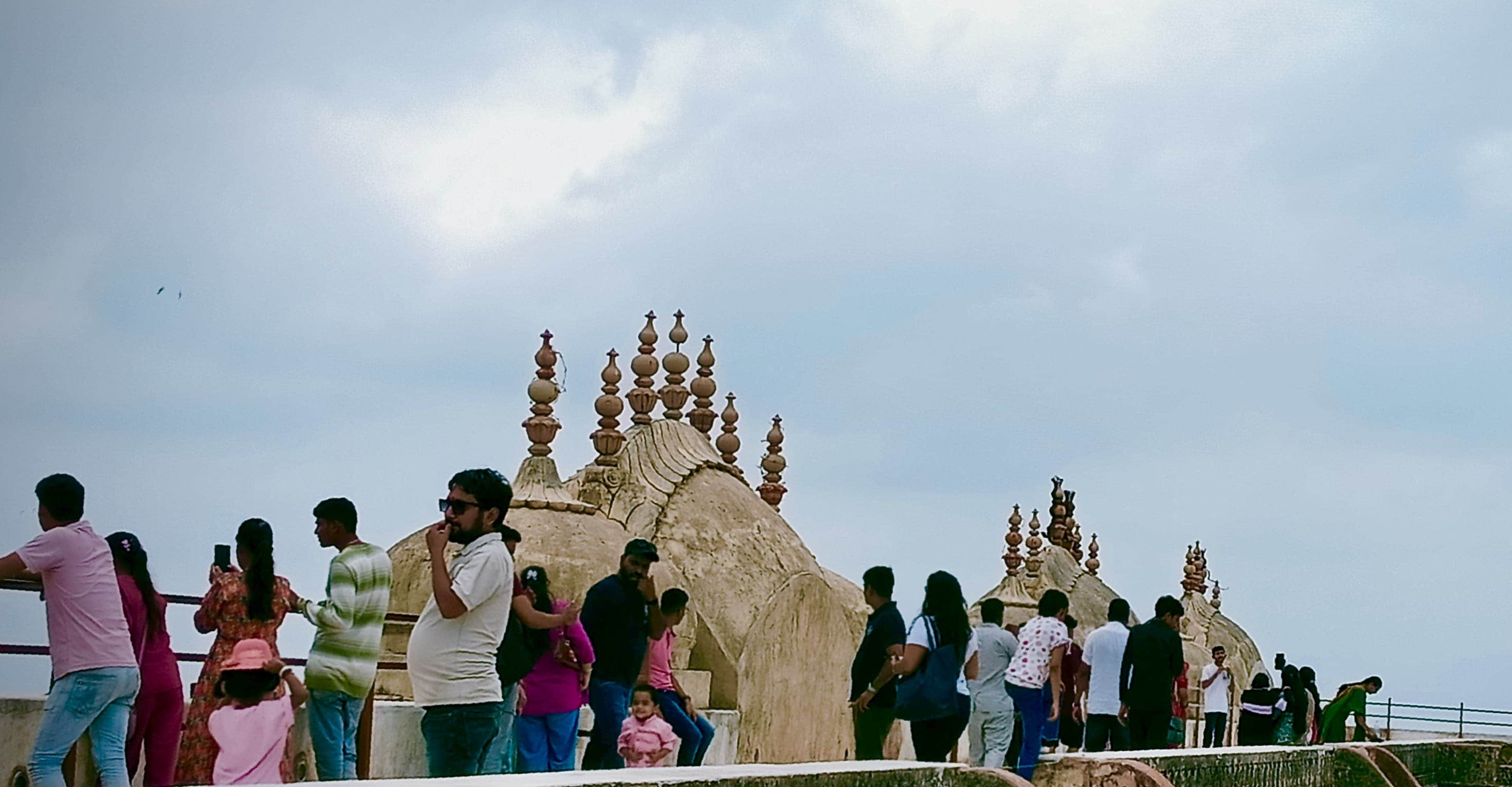 Nahargarh Fort Packed with Tourists Amid Monsoon Charm Rajasthan News in Hindi