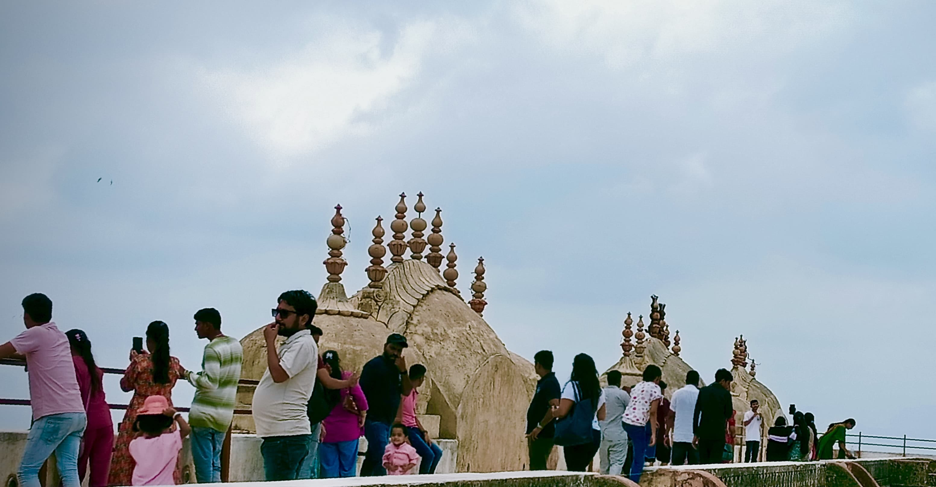 Nahargarh Fort Packed with Tourists Amid Monsoon Charm Rajasthan News in Hindi