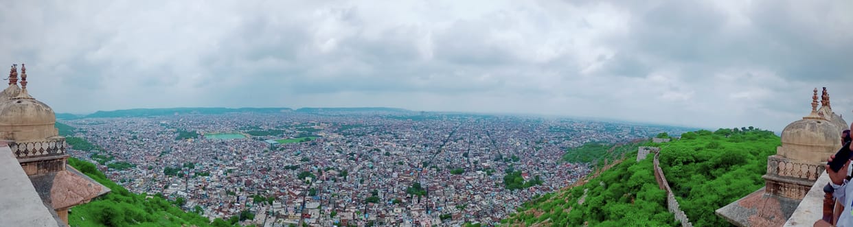 Nahargarh Fort Packed with Tourists Amid Monsoon Charm Rajasthan News in Hindi