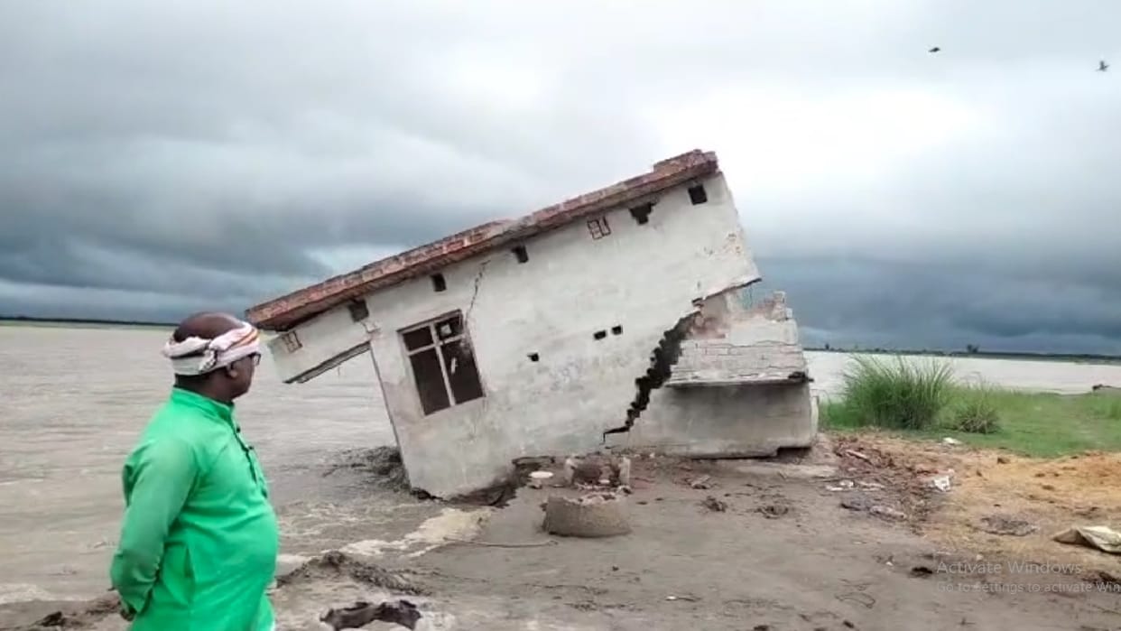 House submerged in Sharda river erosion is taking place due to rising water level