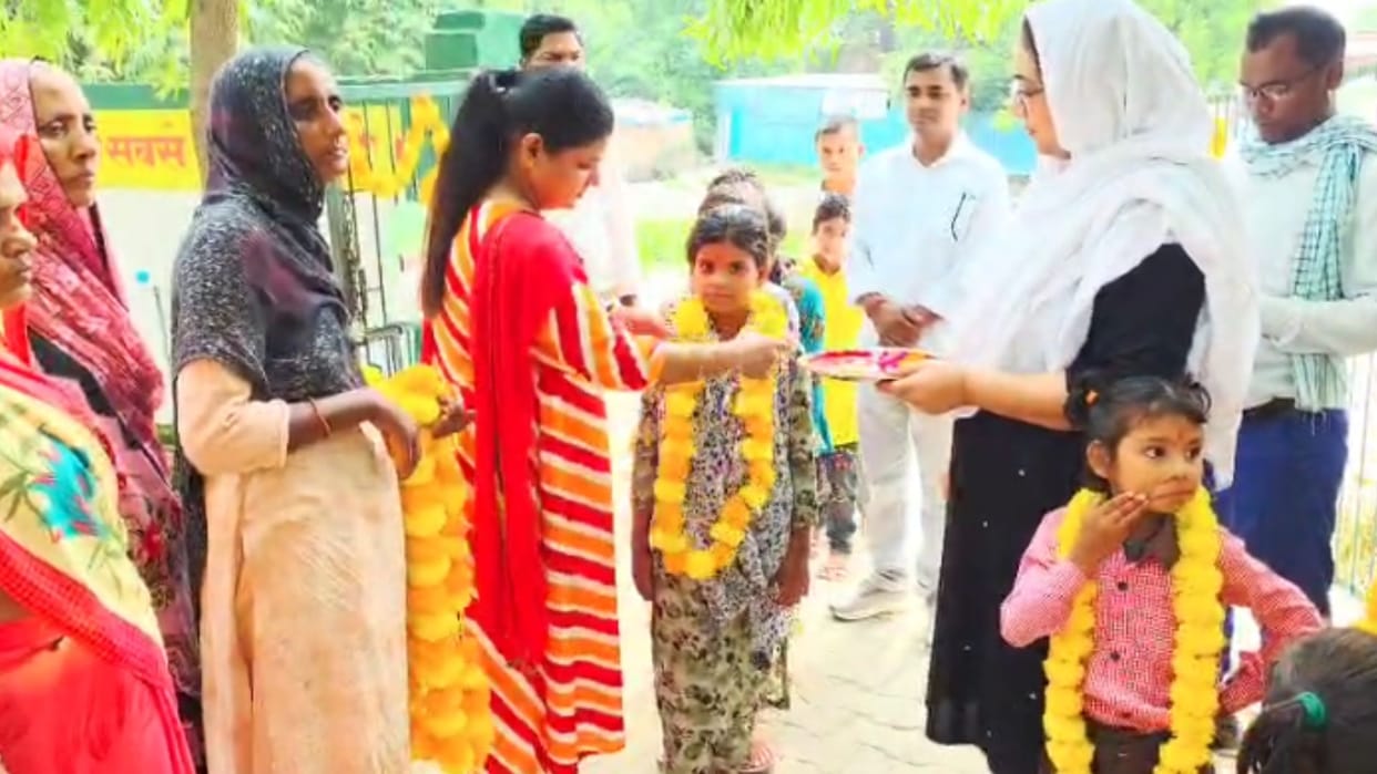 School Reopen in jaunpur Children welcomed by applying tilak on their foreheads and feeding sweets