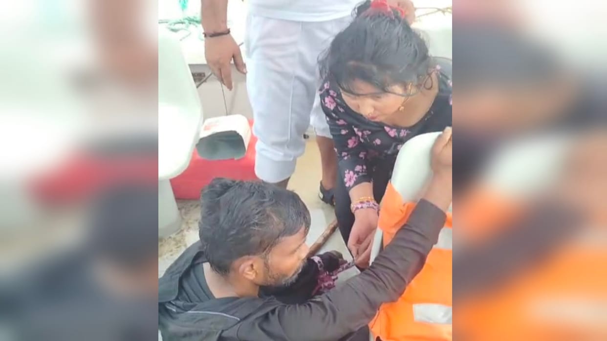 loving couple tied each other's hands and jumped into the Yamuna from the new Yamuna bridge