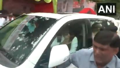Akhilesh Yadav Birthday: सीएम योगी-मायावती समेत नेताओं ने दी बधाई, पार्टी मुख्यालय में जुटी समर्थकों की भीड़ CM Yogi and BSP supremo Mayawati wished Akhilesh Yadav on his birthday