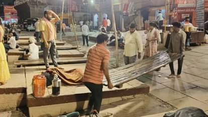 The water level of Ganga is rising rapidly there is a lot of commotion on the banks of the ghat