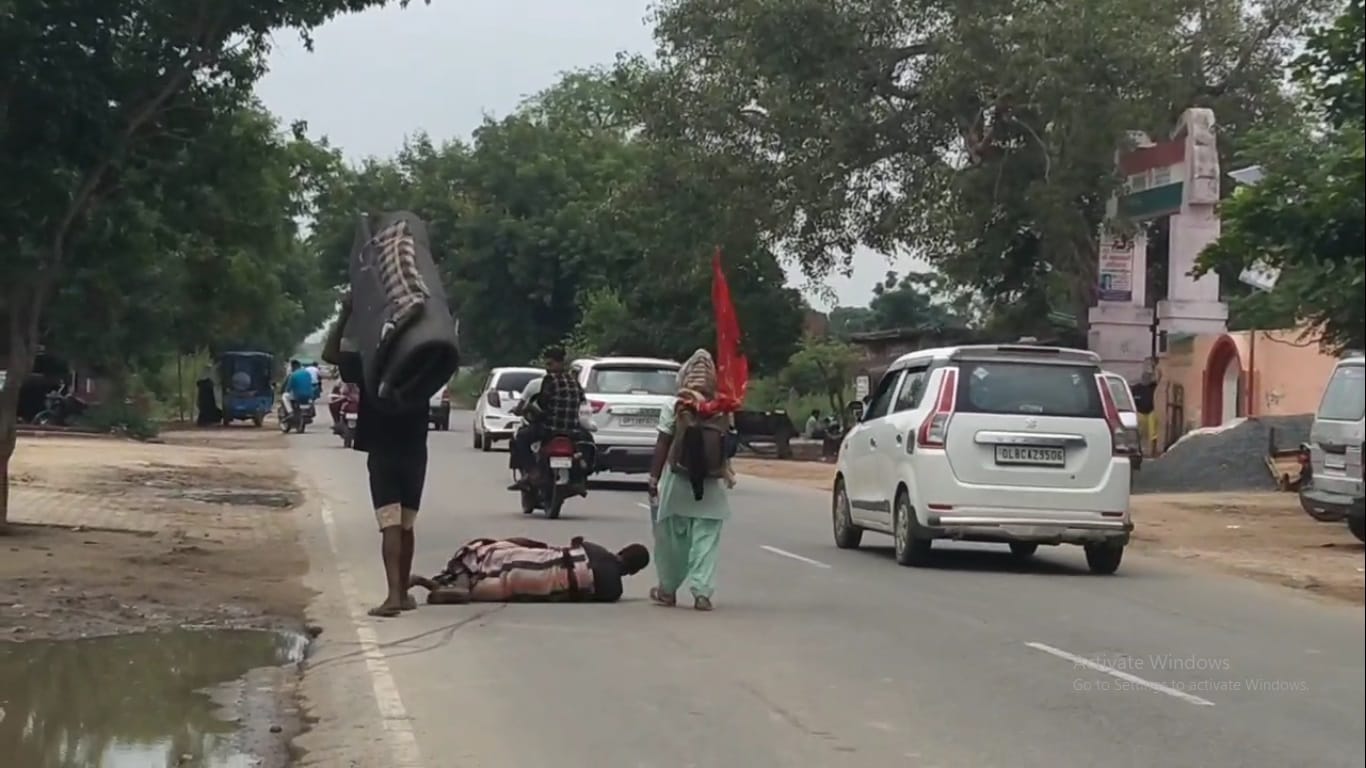 man is going to Mehandipur Balaji by lying down to get a son