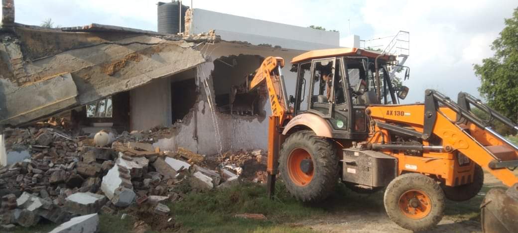 Stone pelting on team that reached Anangpur for demolition uproar over administration action