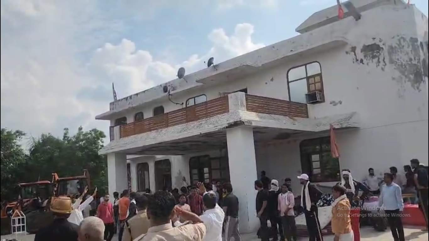 Stone pelting on team that reached Anangpur for demolition uproar over administration action