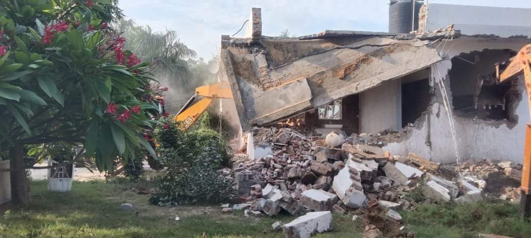 Stone pelting on team that reached Anangpur for demolition uproar over administration action