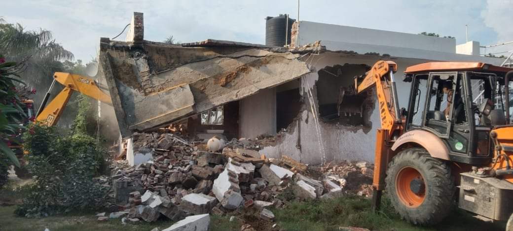 Stone pelting on team that reached Anangpur for demolition uproar over administration action