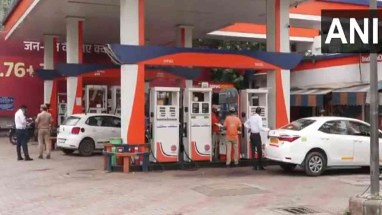Delhi Old Vehicle Ban Fuel Delhi Police seized two ELV from petrol pump
