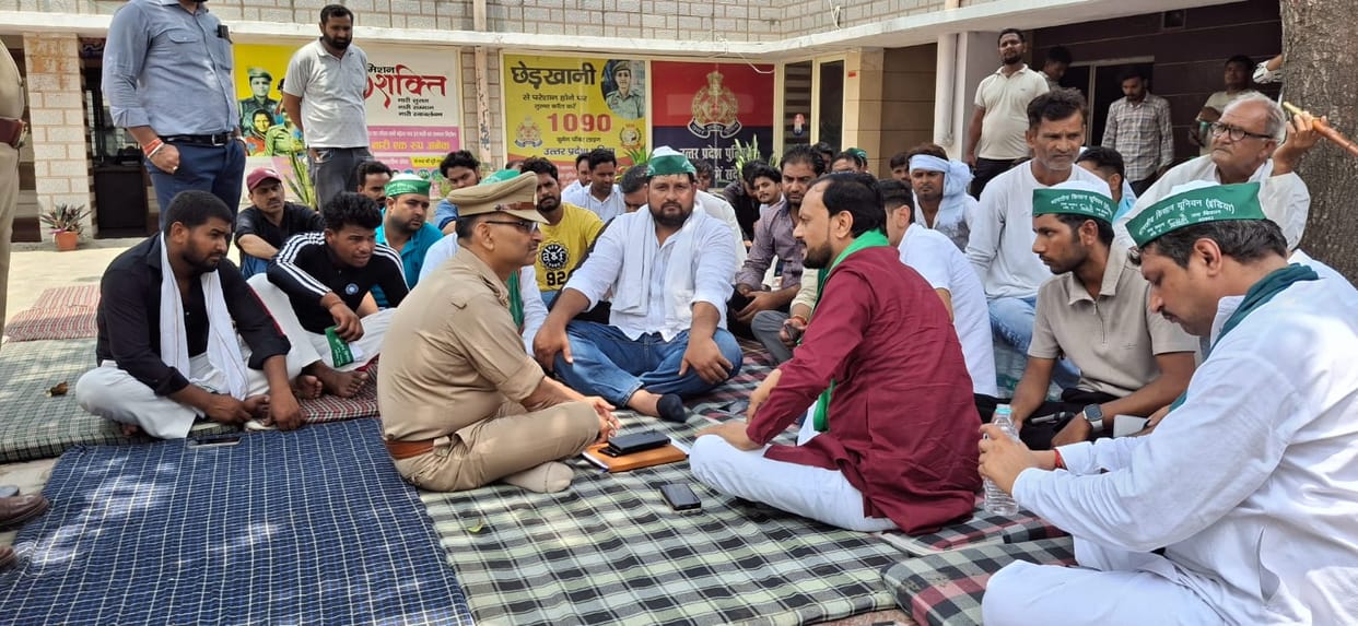 BKU India Protests at Police Station Over No Arrest in Kashi Toll Firing Case After 16 Days