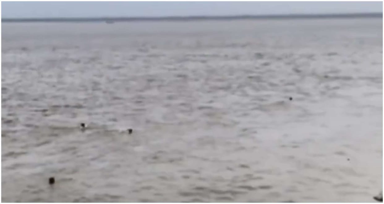 woman narrowly escaped drowning in the Ganges at Umanath Ghat, locals rescued her