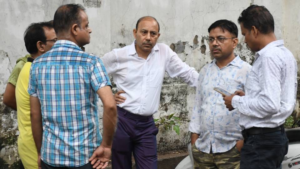 silence in colony after suicide of textile businessman and his family in Lucknow