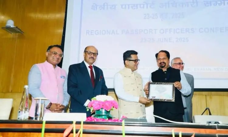 Dehradun: सर्वश्रेष्ठ पासपोर्ट अधिकारी बने विजय शंकर पांडेय, क्षेत्रीय कार्यालय को मिला पहला राष्ट्रीय सम्मान