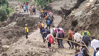 Kedarnath: तीन घंटे रुकी यात्रा, गंगोत्री-यमुनोत्री-बदरीनाथ हाईवे बाधित; रुद्रप्रयाग में भारी बारिश की चेतावनी Kedarnath Yatra halted for three hours Gangotri-Yamunotri-Badrinath highway disrupted Heavy rain warning in Ru