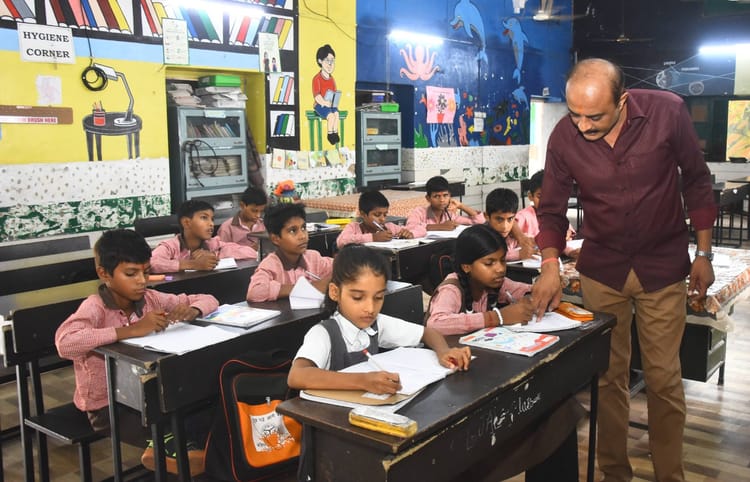 यूपी: प्रदेश के स्कूलों में नया सत्र आज से, अखबार पढ़कर सुनाने से होगी दिन की शुरुआत; बदला समय भी