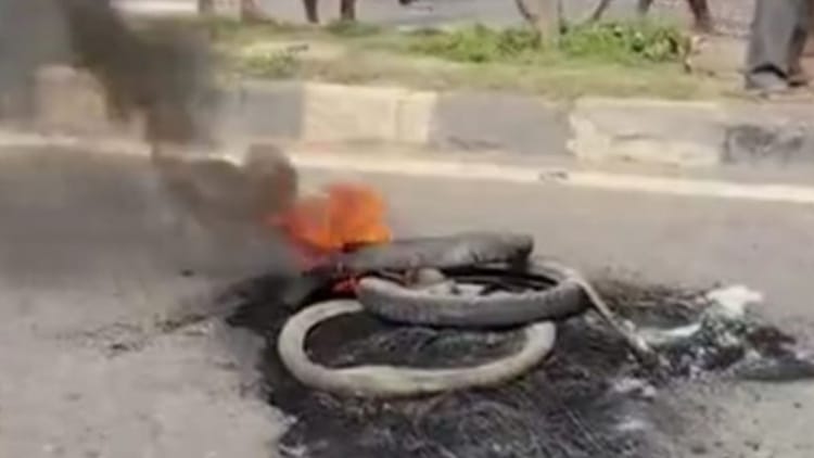 Bihar: वेयरहाउस सुपरवाइजर की सड़क दुर्घटना में मौत, आक्रोशितों ने शव रखकर 6 घंटे तक सड़क जाम किया