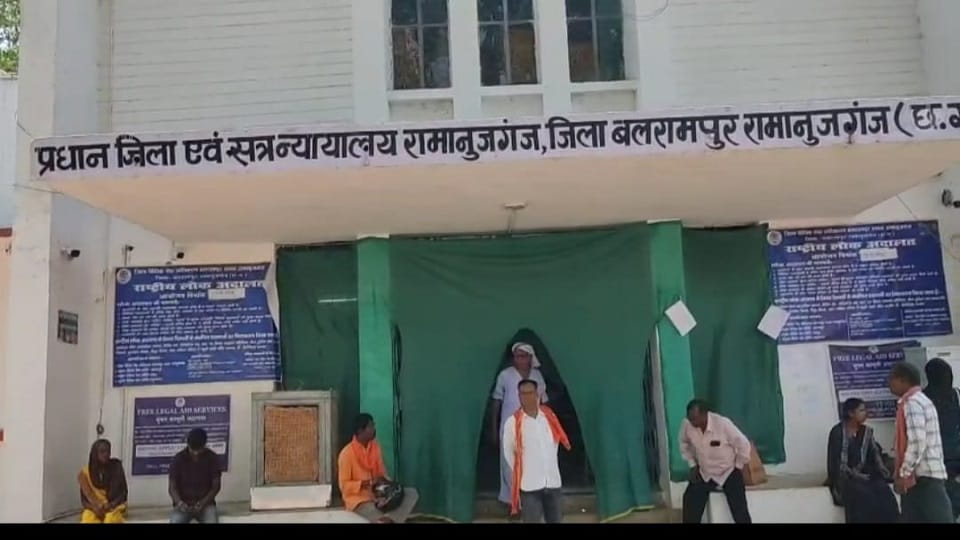 Balrampur Ramanujganj Girlfriend was killed by hitting her on the head with a hammer accused sentenced to lif