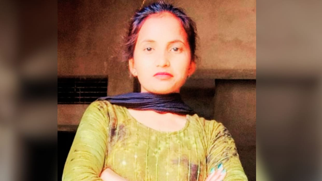 dead body of student found in hotel room in varanasi family was searching for her five hours uproar