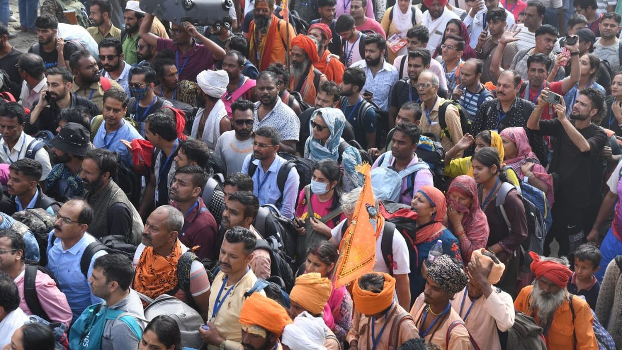 Despite the scorching heat, the enthusiasm of Baba Barfani's devotees is visible
