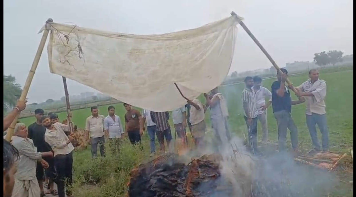 rain and helplessness of family tarpaulin had to be used for the last rites village in Mathura