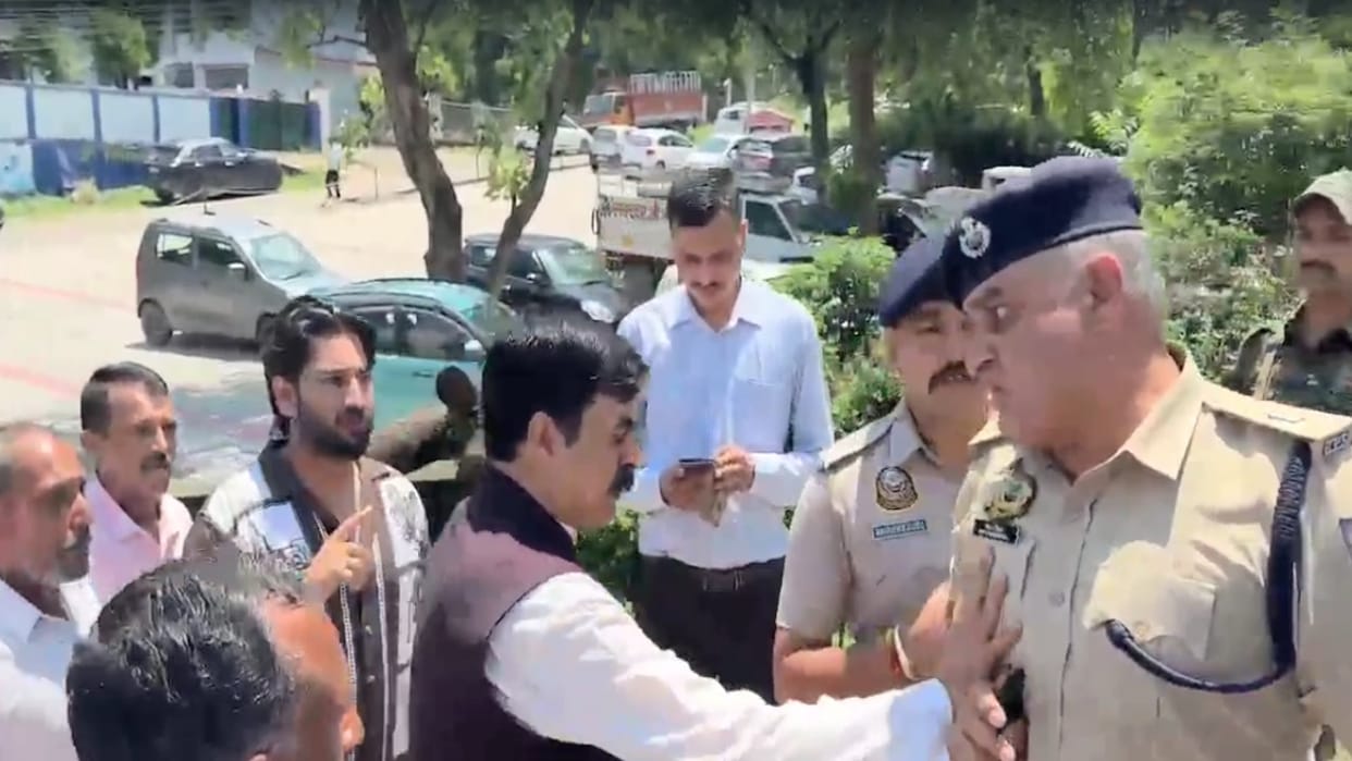 Bamber Thakur's scuffle with police officers during the protest, video goes viral
