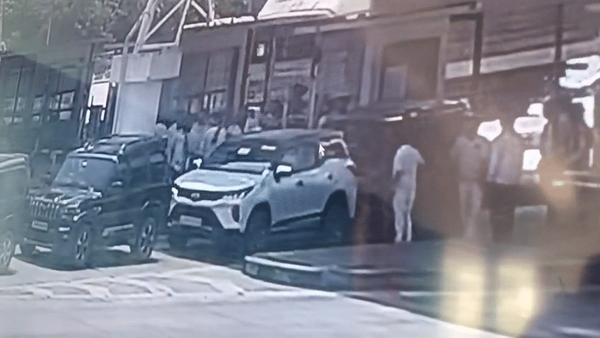 Barabanki: 40 vehicles of the MLA's convoy passed through without paying toll, causing a huge uproar.