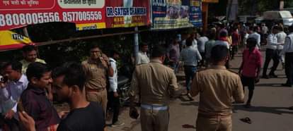 घटनास्थल पर मौजूद पुलिसकर्मी।