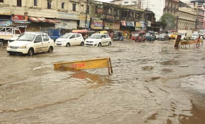 भोपाल में बारिश की वजह से सड़कों पर भरा पानी