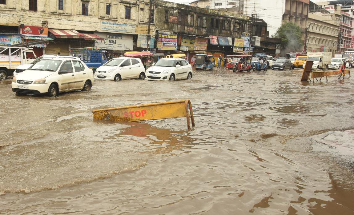Weather Update: 9 cm rain in Bhopal, water filled everywhere, drains kept crawling, another PWD road became a