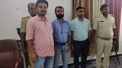 निगरानी टीम की गिरफ्त में आरोपी सीओ और नाजिर