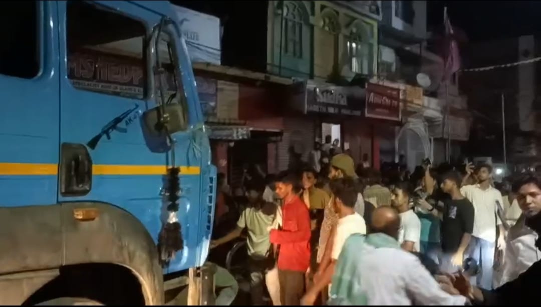 घटना के बाद रोते-बिलखते परिजन।