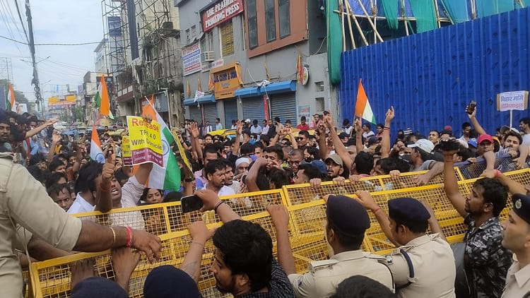 Bihar News: सीएम हाउस का घेराव करने निकले सैकड़ों छात्र, पटना पुलिस ने रोका, कहा- डोमिसाइल नीति लागू करे सरकार