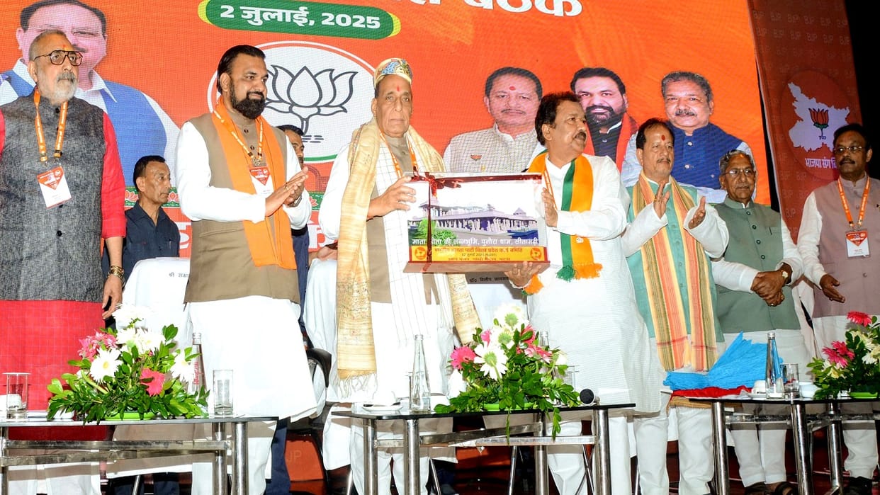 Bihar: Defence Minister Rajnath Singh reached BJP's state working committee meeting, Patna, BJP leaders