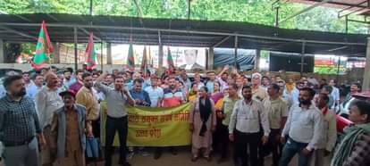 बिजली कर्मचारियों का प्रदर्शन।